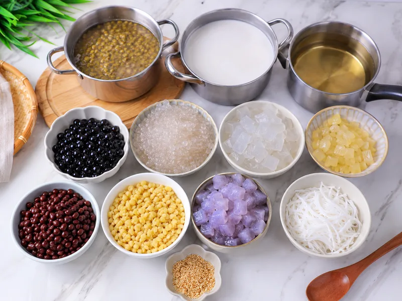 Nấu riêng từng thành phần giúp chè thập cẩm giữ màu đẹp, vị rõ và không bị lẫn mùi.