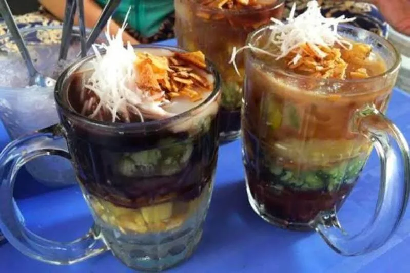 Chè miền Bắc thường không quá béo, đậu nấu mềm vừa và nước chè có vị thanh dễ ăn.