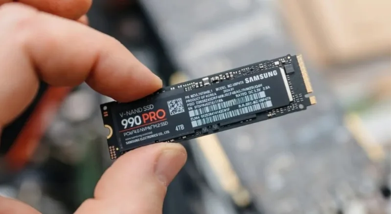 SSD lưu dữ liệu trong các ô nhớ flash, giúp truy cập file nhanh hơn so với ổ cứng cơ học truyền thống.