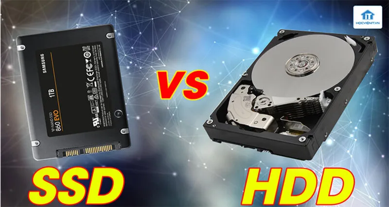 HDD dùng đĩa từ cơ học, còn SSD dùng chip nhớ flash; SSD nhanh, êm, bền khi di chuyển hơn nhưng giá theo dung lượng thường cao hơn.