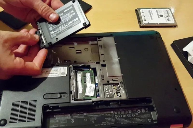 SSD giúp máy khởi động nhanh, mở ứng dụng mượt, giảm thời gian chờ, hoạt động êm và phù hợp với laptop thường xuyên di chuyển.
